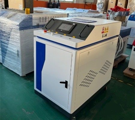 Maquina de limpieza con láser de fibra de pulso de 2000w 3000w para limpieza de superficie de óxido en superficies metálicas por sistema de control Au3tech