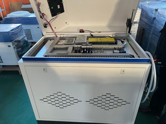 2024 Máquina de limpieza con láser de fibra portátil 1000W 1500W 2000W para eliminar eficientemente el óxido de las superficies metálicas