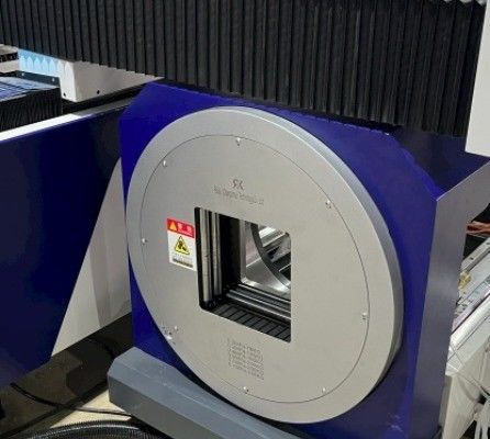 Raytools Cabeza láser 0,05 mm Posicionamiento de precisión Plataforma de lanzadera de metal Máquina de corte por láser de fibra para metal de tubo de chapa