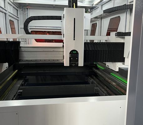 YYC-Taiwan Gear Rack Refrigerador de agua Máquina de corte por láser de fibra CNC 3015 1000w 3kw 6kw para corte por láser de acero inoxidable